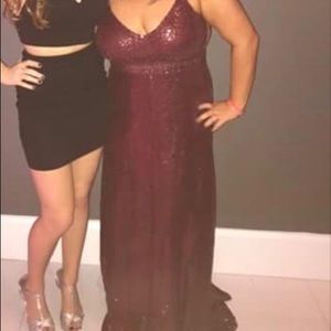 Gorgeous backless merlot gown 🤩🌸